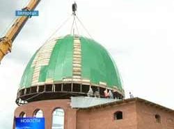 установка купола в мечети Белозерска