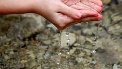 Треть школ в Кыргызстане не обеспечены питьевой водой вода