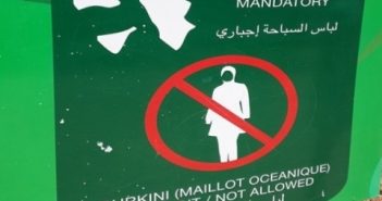 В Марокко мусульманкам нельзя плавать в буркини