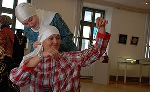В Казани всех желающих учат завязывать платок платок