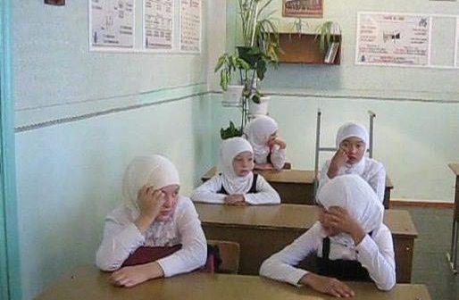 В Кыргызстане нет запрета на ношение платка в школах