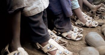 Изобретена обувь, которая «растет» вместе с ребенком