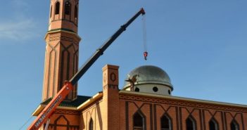 Подарок к Рамадану: мусульмане Елюзани построили две мечети