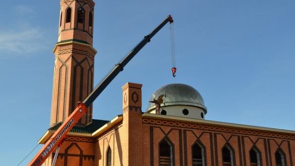 Подарок к Рамадану: мусульмане Елюзани построили две мечети