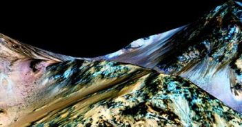 НАСА: на Марсе есть сезонные потоки воды