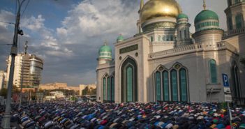 Тысячи мусульман пришли на праздничный намаз в новую мечеть Москвы намаз