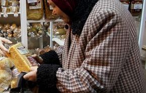 Неизвестная кыргызстанка помогает нуждающимся Неизвестная кыргызстанка помогает нуждающимся