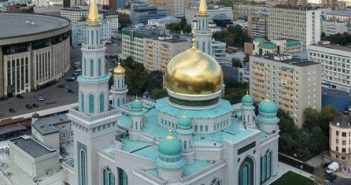 Центральная мечеть Москвы собрала 15 тысяч кыргызов