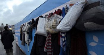 В Стамбуле появилась «стена милосердия» одежда