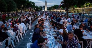 На площади у Голубой мечети проходят ифтары