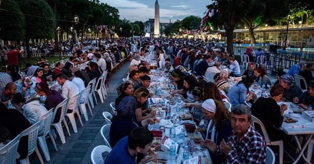 На площади у Голубой мечети проходят ифтары