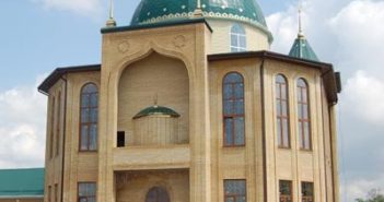 Мусульманин дает садака необычным образом