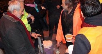 Мусульмане раздали одежду и горячую еду бездомным