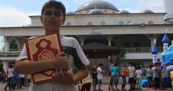 Имам привлекает детей в мечеть необычным способом